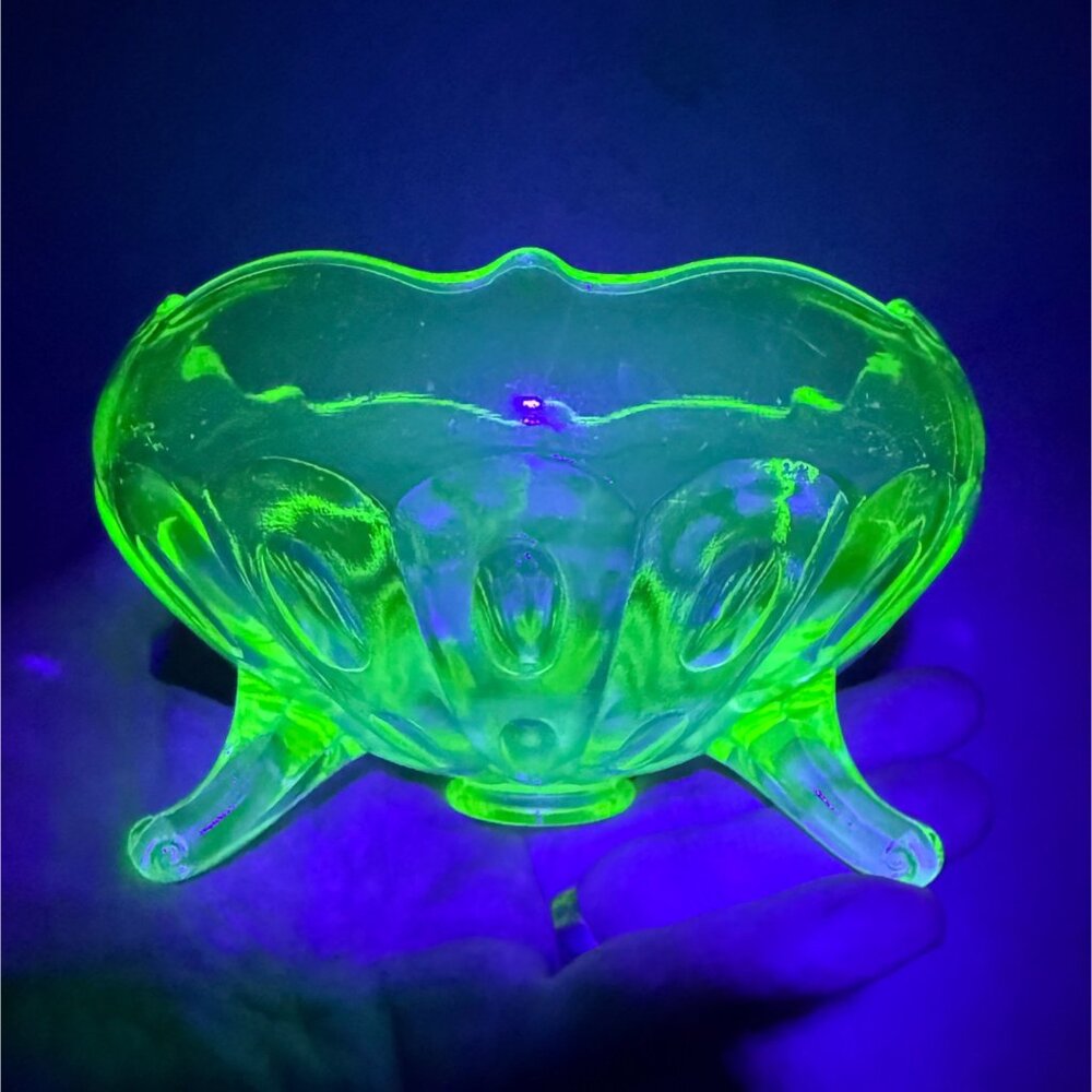 Vintage 30's Green Glass Uranium 3 Footed Rose Bowl Vase - Picture 5 of 16